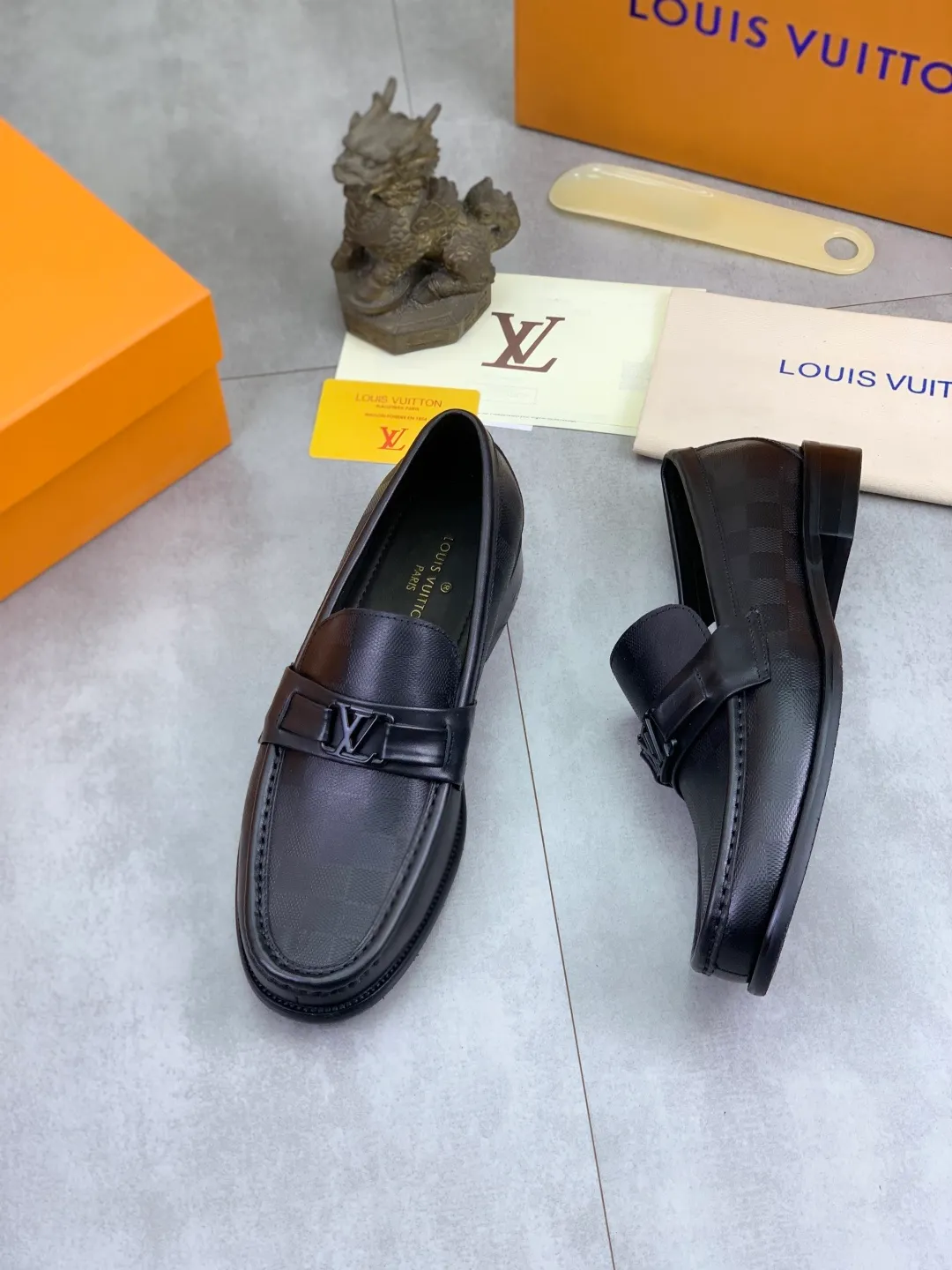 Men's men's shoes 💰P520 New style 💶[LOUIS VUITTON] Water-dyed Niuli Original order New style 🍀LV Louis Vuitton *——Top version of LV classic leather shoes! Made of imported original calfskin, original leather side strips and wear-resistant high-end rubber outsole! High quality products! Color: Black optional Size: 39-44 (45 customized)